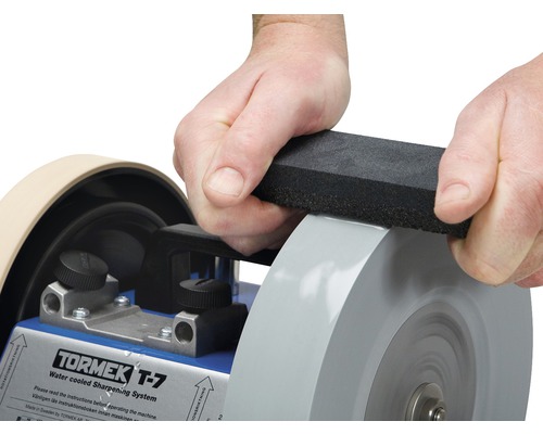Pierre à aiguiser utilisée sur une meuleuse Tormek T-7