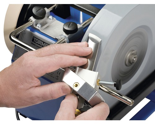 Affûteuse d''outils avec meule en utilisation