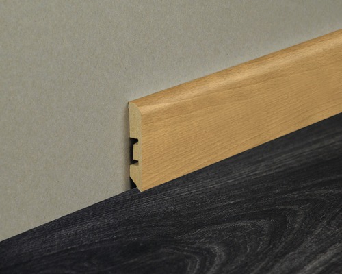 Plinthe en bois sur un mur