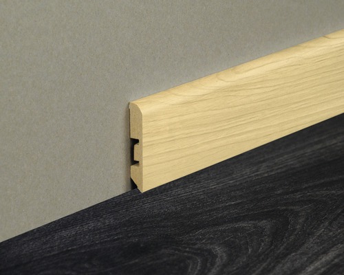 Plinthe en bois sur mur et sol