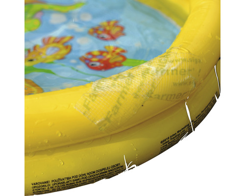 Gros plan d''une pataugeoire jaune avec des motifs de poissons