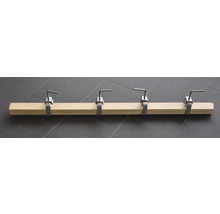Holzbalken mit vier Klemmvorrichtungen