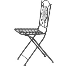 Chaise de jardin pliante en métal avec détail de mosaïque dans le dossier.