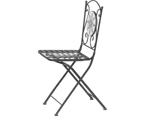 Chaise de jardin pliante en métal avec détail de mosaïque dans le dossier.