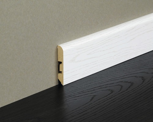 Plinthe en bois blanc contre un mur