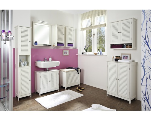 Badezimmer mit Waschtisch, Spiegelschrank, Hängeschränken und Hochschränken