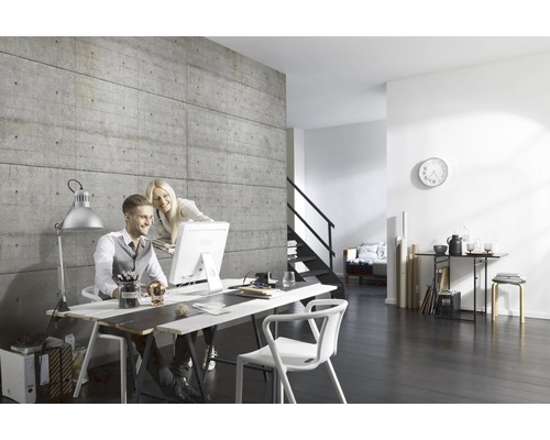 Einrichtung eines Büros mit einer Betonwandtapete, einem Schreibtisch und Stühlen