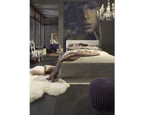 Chambre à coucher avec lit, tapis, papier peint et décoration