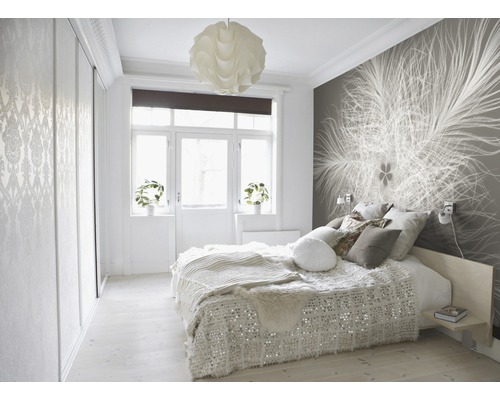 Chambre lumineuse avec lit, papier peint et armoire à portes coulissantes