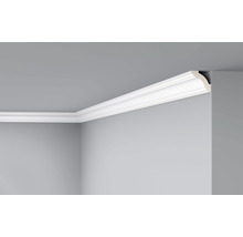 Weisse Zierleiste an Wand und Decke