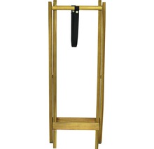 Holzständer mit schwarzem Gurt