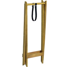 Zusammengeklappter Wäscheständer aus Holz mit Stoffgurt