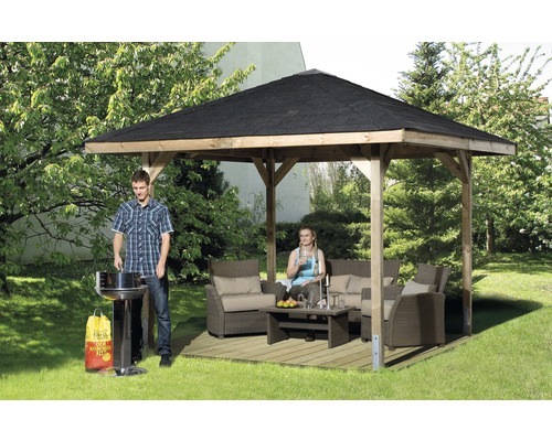 Pavillon en bois avec barbecue et coin salon dans le jardin