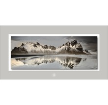 Wandbild mit verschneiten Bergen und deren Spiegelung im Wasser