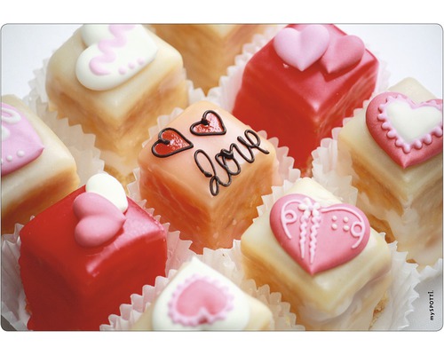 Paroi arrière de cuisine mySPOTTI Love 59x41 cm Petits fours décorés de cœurs dans des moules en papier