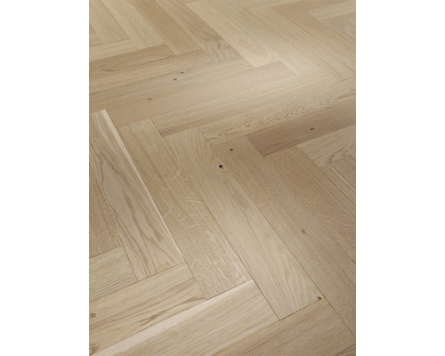 Pose de parquet clair en motif à chevrons.