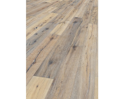 Helles Laminat mit Holzstruktur