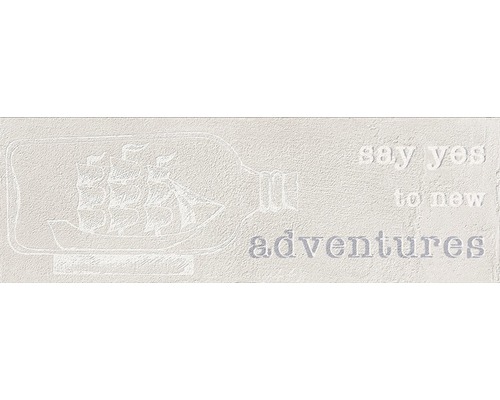 "Wanddekoration mit Schiff in Flasche und dem Schriftzug ""Say yes to new adventures""."
