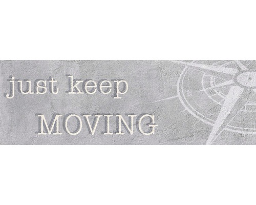 Wanddekoration mit dem Spruch just keep moving und einem Kompass