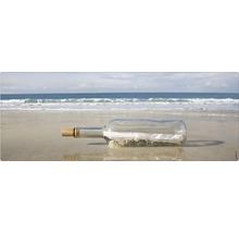 Bouteille à la mer sur la plage avec mer