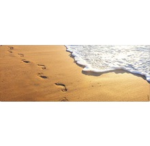 Motif de plage avec des empreintes de pas dans le sable