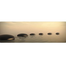 Dekoratives Wandbild mit Steinen auf Wasser
