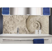 Lavabo de salle de bain avec panneau arrière et serviettes