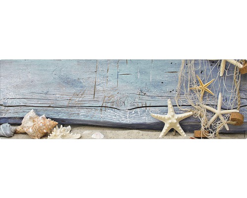 Paroi arrière de salle de bains mySPOTTI aqua Seashell 140x45 cm Arrangement décoratif avec coquillages, étoiles de mer et filet de pêche sur sable devant un fond en bois