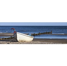 Bateau sur la plage avec poteaux en bois dans l''eau