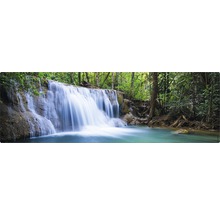 Wasserfall im Wald mit klarem Wasser
