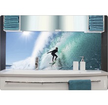 Crédence de cuisine avec motif de surfer dans une scène de salle de bain.