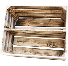 Holzkiste mit Regalboden