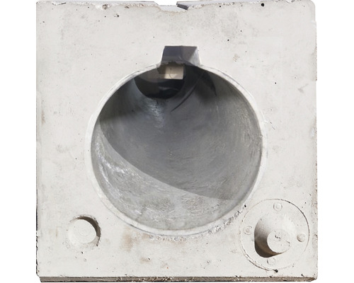Puits en béton avec passage de tuyau