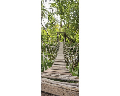 Holzhängebrücke in grüner Umgebung