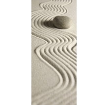 Jardin zen avec des vagues de sable et une pierre
