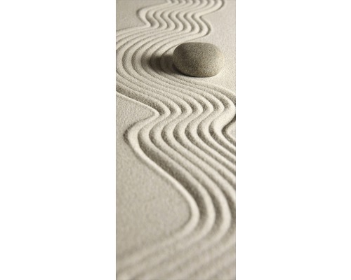 Jardin zen avec des vagues de sable et une pierre