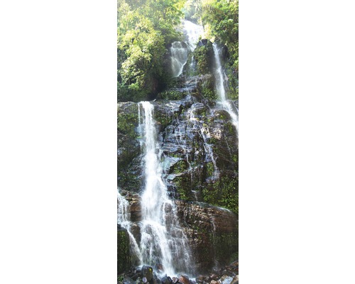 Landschaft mit einem Wasserfall über Felsen und Vegetation
