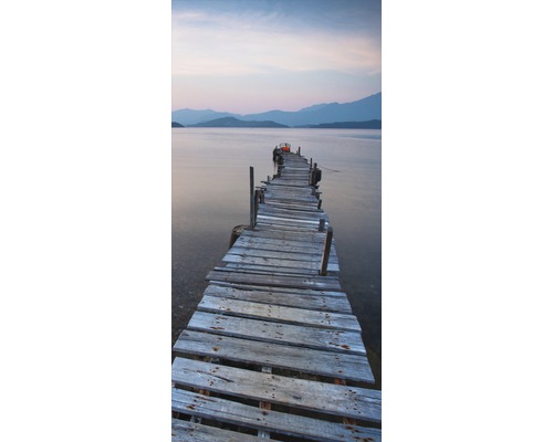 Holzsteg am See bei Dämmerung
