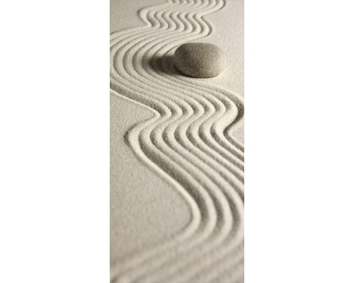 Jardin zen avec sable ratissé et pierre