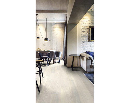 Séjour lumineux avec table à manger, chaises, canapé et plancher en bois