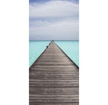 Une longue jetée en bois s''avançant dans la mer.