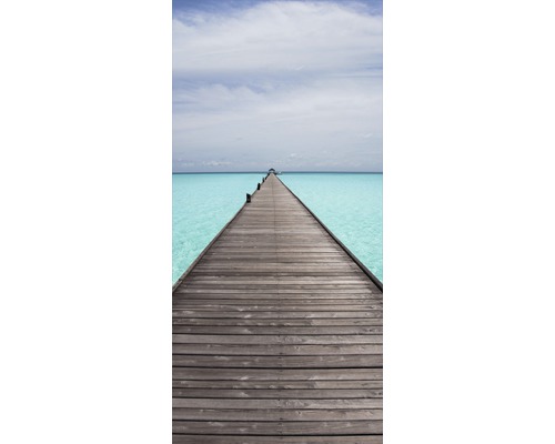 Une longue jetée en bois s''avançant dans la mer.