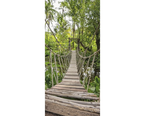 Hängebrücke aus Holz und Seil in einem Wald