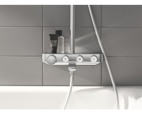 Duscharmatur mit Ablage und Pflegeprodukten im Badezimmer