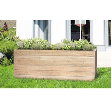 Jardinière en bois avec des herbes dans le jardin