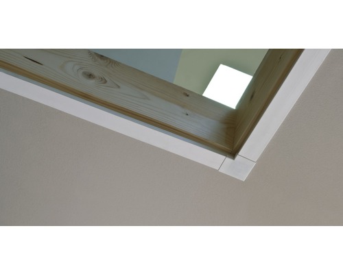 Detailansicht eines Holzfensters mit weissem Rahmen von innen