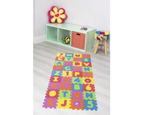 Spielzimmer mit Buchstaben- und Zahlenmatte, Regal und Hocker