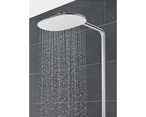 Image d''un robinet de douche avec de l''eau qui coule