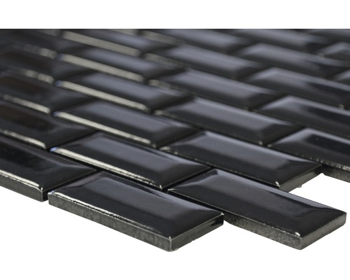 Gros plan de carreaux de mosaïque noirs en motif à chevrons