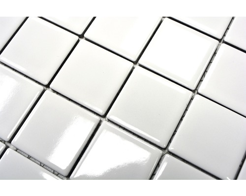Quadratische, weisse Mosaikfliesen
